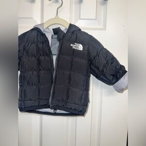 The North Face Baby reversible coat
Size: 3-6 months 
Brand new 
Great condition